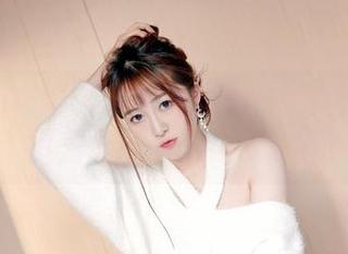 Feilin嗲囡囡 – 施忆佳KITTY私房图集：裤里丝还有什么小心事？