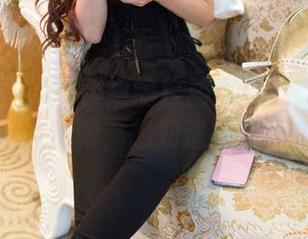 TuiGirl – Yu佳妮的校服写真更新：这颜色真有点抢眼，想知道搭配师是谁？