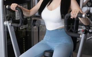 Xiuren秀人网 – 伊一Moon最新海边作品：难道真的是因为海风太大，头发想叛变？