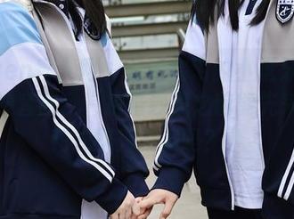 Xiuren秀人网 – 走近会飞的小虎牙的高清婚纱套图：“拍婚纱照之前能先来一份花式即兴表演吗？”