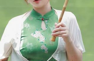 Xiuren秀人网 – 小逗逗最新的吊带图包，真有些“大胆”啊，我居然还想多看几遍。