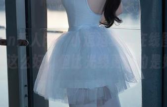 Xiuren秀人网 – 小逗逗夏日在线图集，光线这么好，但比光线更好的是她。