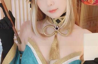 shimo霜月的白裙进化论：从临时工到每个美图都像杂志封面！