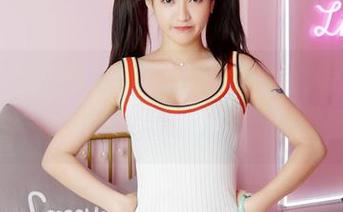 嗲囡囡 – 泳池中的Emily尹菲：原图散发的泳圈气息，你能忍住不设为壁纸吗？