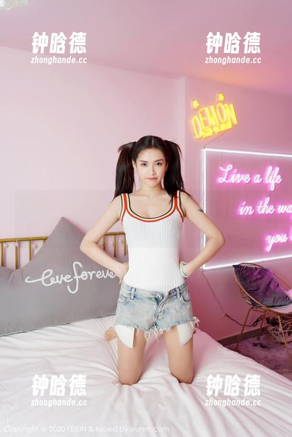 嗲囡囡-Emily尹菲 嗲囡囡 - 泳池中的Emily尹菲:原图散发的泳圈气息,你能忍住不设为壁纸吗?