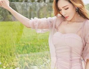 嗲囡囡 – 潘琳琳ber与旗袍的高清对话，那种色彩搭配真的是，让人忍不住想补习一下配色！