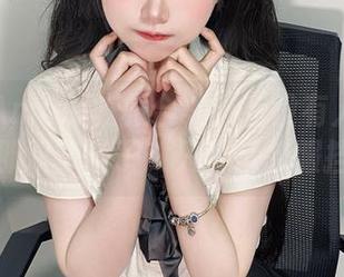 大肉丸Amiee校服合集：有没有人注意到我买的那双新鞋子？只可惜校服挡风头！