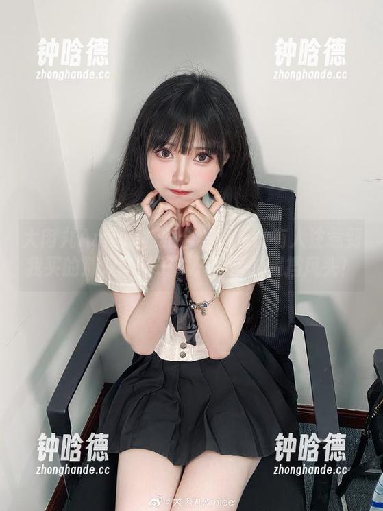 大肉丸Amiee 大肉丸Amiee校服合集:有没有人注意到我买的那双新鞋子?只可惜校服挡风头!