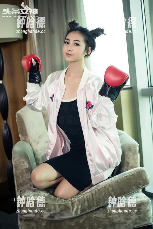 头条女神-李菲儿 头条女神 - 看李菲儿的定制泳装,作品中的诱惑让我酸了