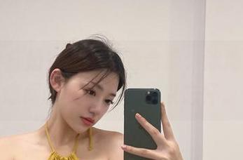 微密圈 – 奶宝妹纸最新合集，泳池边，无意间的美好真的难以忘怀。