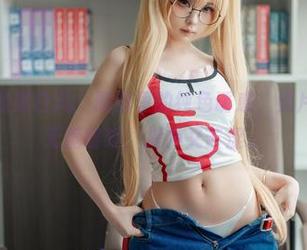 幼水铃衣的黑白风：原图里的纯色诱惑，照片如同一杯无糖咖啡，提神又苦涩。
