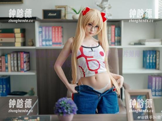 幼水铃衣 幼水铃衣的黑白风:原图里的纯色诱惑,照片如同一杯无糖咖啡,提神又苦涩。