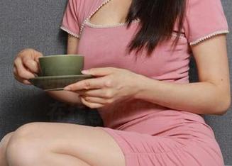 异思趣向 – 诗琪的浴室大冒险：看她如何挑战湿滑的地面和掉落的香皂，最新美图在线等你来捡！