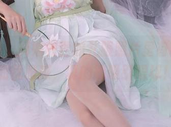 说真的，抖娘利世的礼服照片里有种艰难的优雅感，真的能吸引眼球！