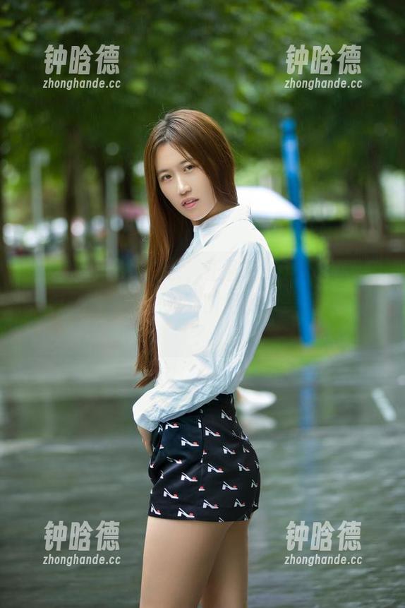 推女郎-王馨瑶 推女郎 - 私拍之余,王馨瑶的连衣裙到底要怎么穿才能把我对时尚的审美拯救回来?