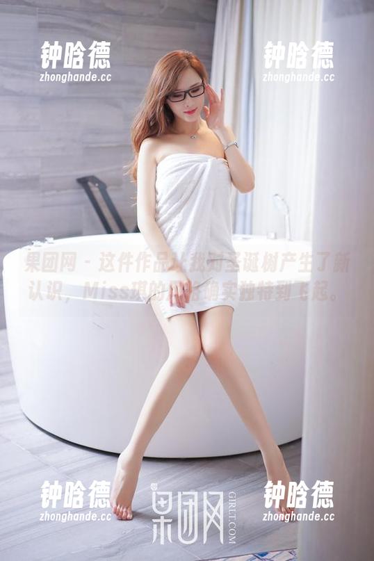 果团网-Miss琪 果团网 - 这件作品让我对圣诞树产生了新认识,Miss琪的风格确实独特到飞起。
