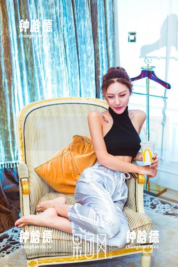 果团网-尹意纯 果团网 - 尹意纯海边定制,图片好像分分钟要变成儿童画的造型。