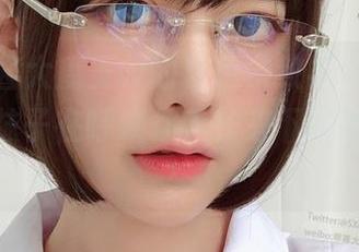看，眼酱大魔王w的粉色条纹袜，有没有觉得这袜子在呼唤你？快来下载作品集吧！