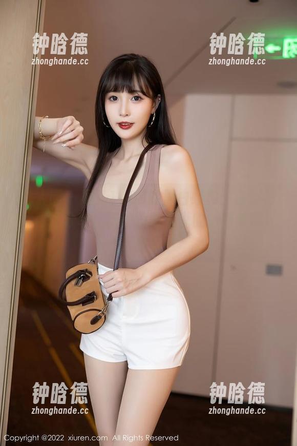 秀人网-雨儿1494 秀人网 - 雨儿1494的黑白经典:白衬衫写真集分享,真的没啥多说的,简单得让人羡慕。