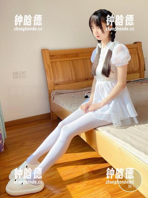 稚乖画册-赤西夜夜 稚乖画册 - 看,赤西夜夜在夜晚的静谧中显现:80D白丝高清写真