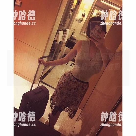 紫色哒豚豚 微密圈 - 在观看紫色哒豚豚的居家原图时,我不由自主想到了…我的大衣挂在厨房里的样子!