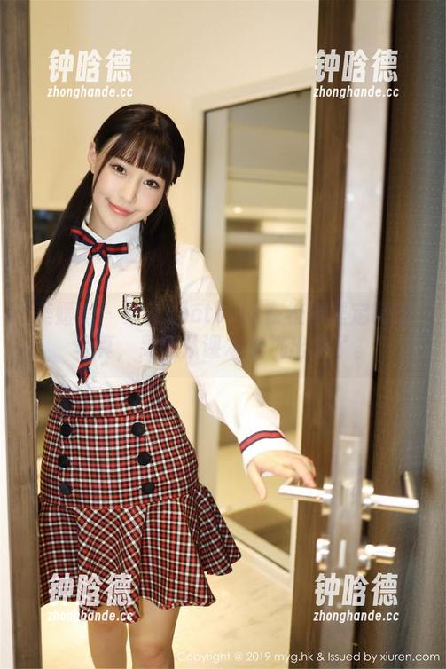 美媛馆 - 果儿Victoria在校园里定制的写真，灵感从课本里跳出来了。