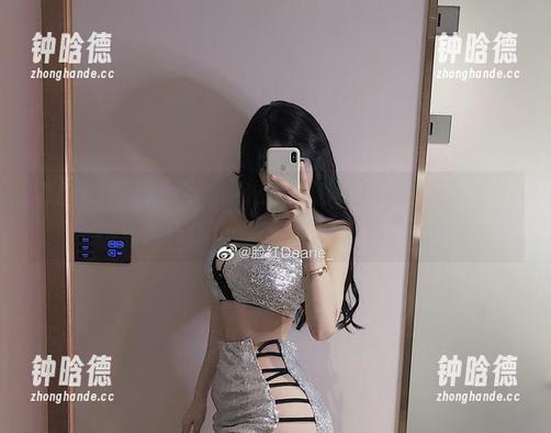 脸红Dearie 微密圈 - 脸红Dearie的最新婚纱照片:我突然想问,为什么我的衣柜里没有这些?