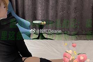 微密圈 – 脸红Dearie私拍记：说说我的图集里这条裤里丝到底有多‘乖’。