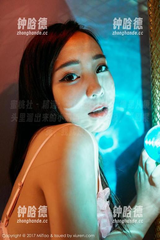 蜜桃社-美绪 蜜桃社 - 精选:美绪的白衬衫,像是从镜头里溜出来的小清新,像是在说,“别紧张,我就是随便!”