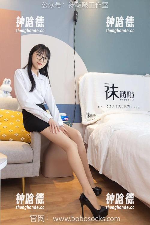 袜啵啵-小甜豆 袜啵啵 - 小甜豆的短袜哲学:浅灰色套图陪你度过温柔时光!