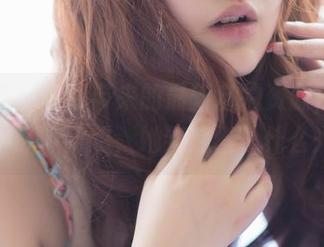轰趴猫 – 曲曲带来的最新自拍资源，让我心中默默猜想，她到底借了什么光？