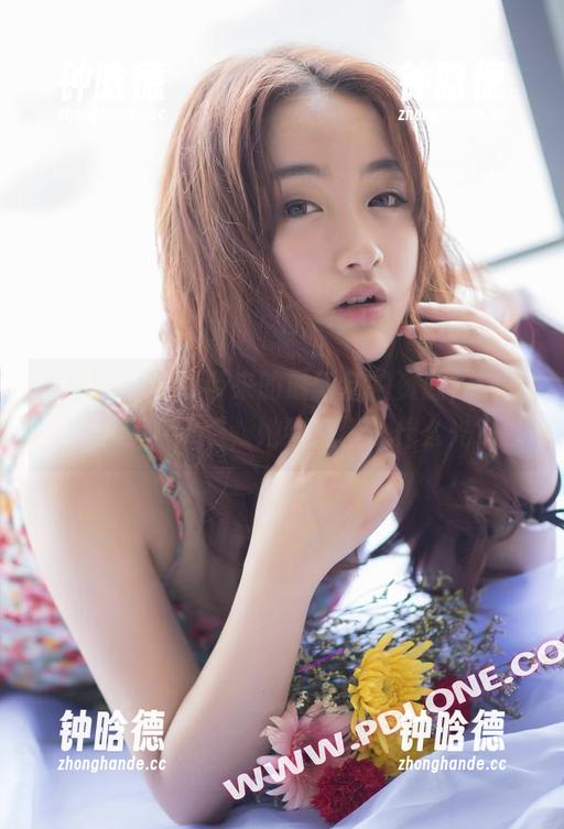 轰趴猫-曲曲 轰趴猫 - 曲曲带来的最新自拍资源,让我心中默默猜想,她到底借了什么光?