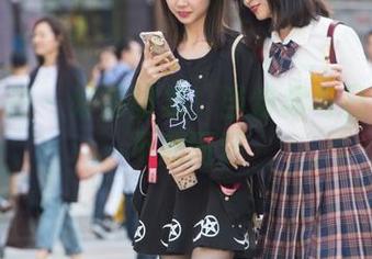 魔镜街拍 – 婷婷图集：当粉裙与日常工作不期而遇