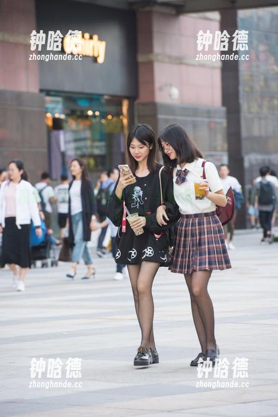 魔镜街拍-婷婷 魔镜街拍 - 婷婷图集:当粉裙与日常工作不期而遇