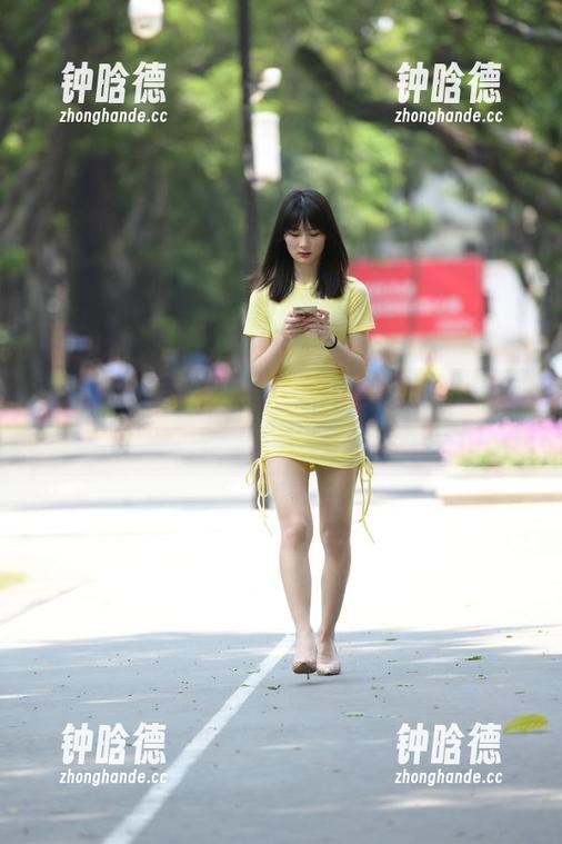 魔镜街拍-萌宝儿 魔镜街拍 - 原图:萌宝儿穿包臀裙肉丝,商业广场里的哈哈镜大揭罪
