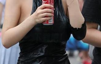 热裤姑娘与美图邂逅，魔镜街拍说：快来下载吧！