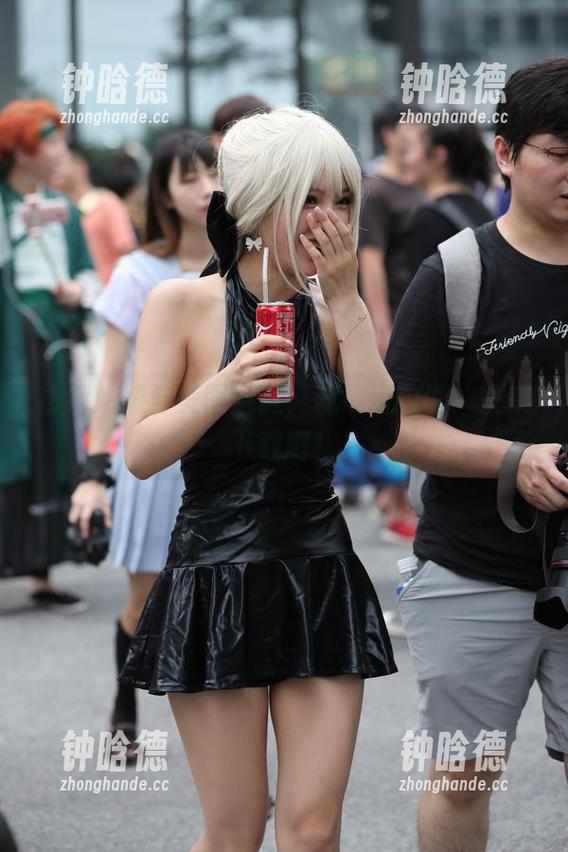魔镜街拍 热裤姑娘与美图邂逅,魔镜街拍说:快来下载吧!