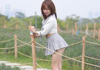 在线点击：魔镜街拍的紧身裤小姐姐合集，一场视觉的悦赏！