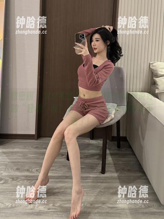 黎允熙 微密圈 - 黎允熙的这件定制黑丝睡裙说好的“轻松”呢?结果我已经被惊艳到走不动了!