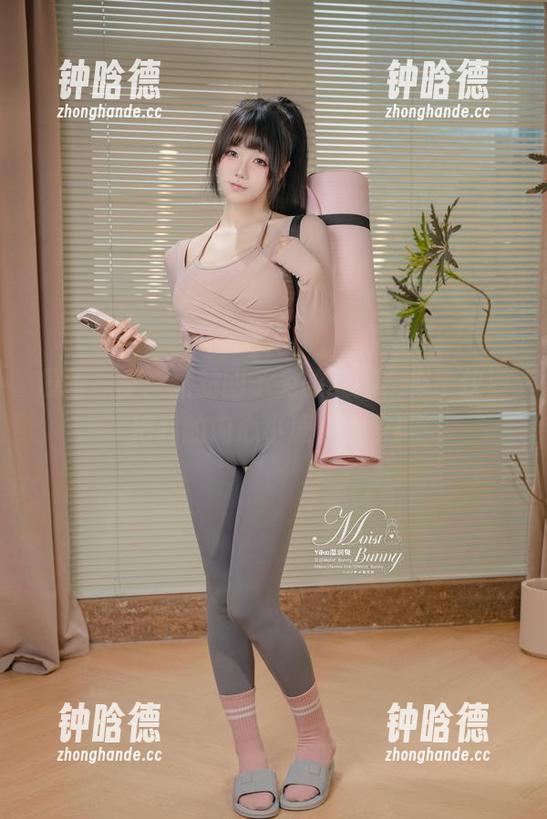 黏黏团子兔 最新一季:黏黏团子兔的美腿,似乎快要把我的内心小鹿惊醒了!
